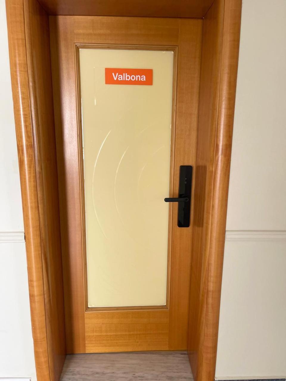 Mandarine Hostel تيرانا المظهر الخارجي الصورة